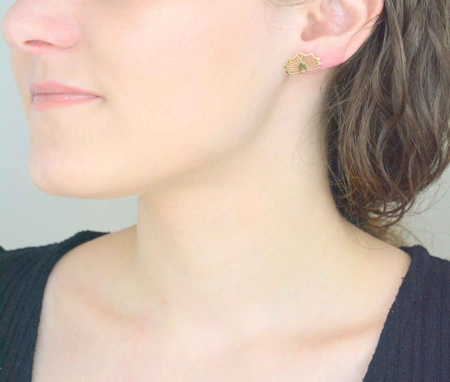 Złote kolczyki damskie na sztyft - Złoto 333, Ażurowy Wzór Wachlarza.jpg