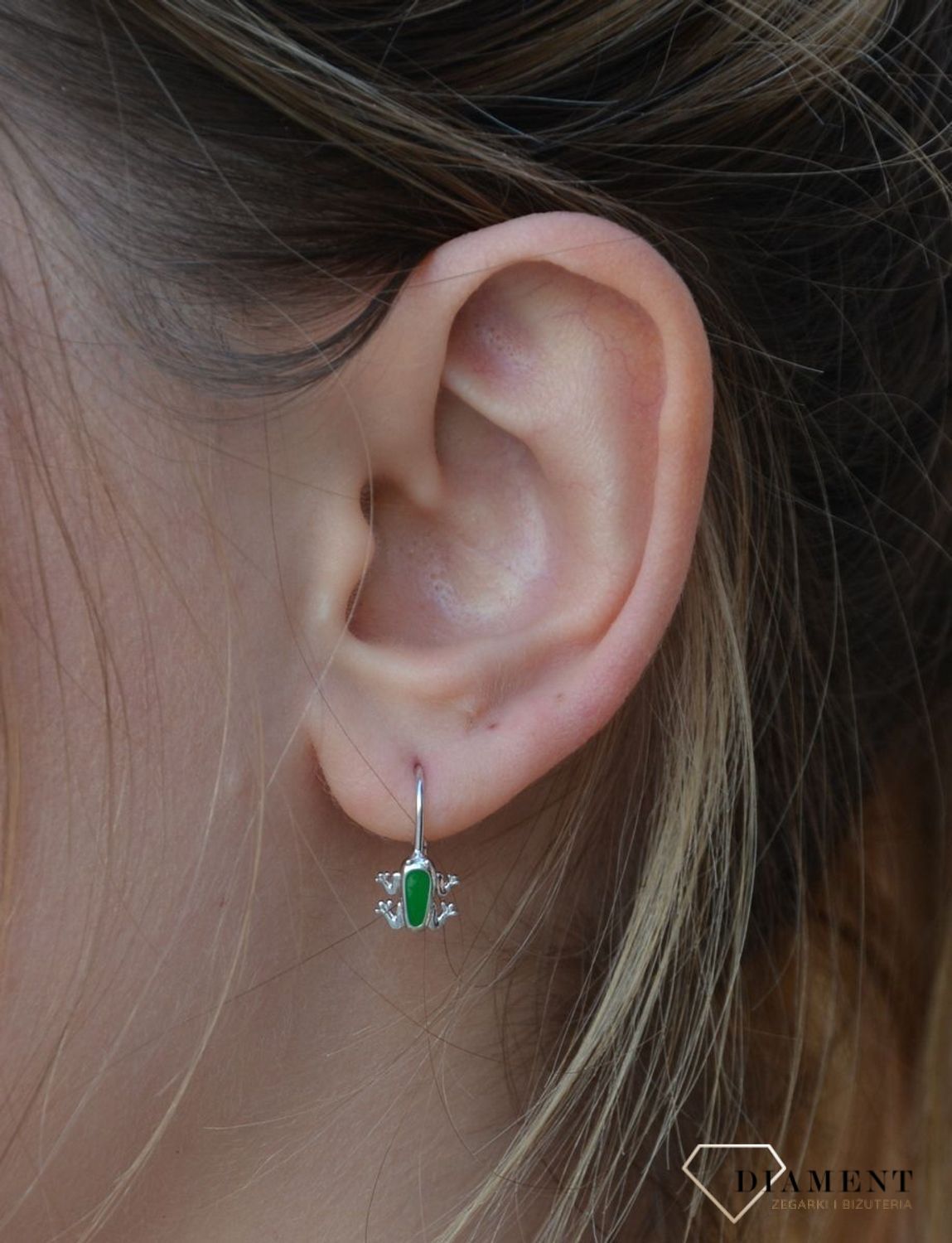 Kolczyki wiszące srebrne żabki z zieloną emalią rodowane. Żabka przynosi kasę, a więc jest to symbol zbliżających się pieniędzy. Idealne na prezent.1.jpg