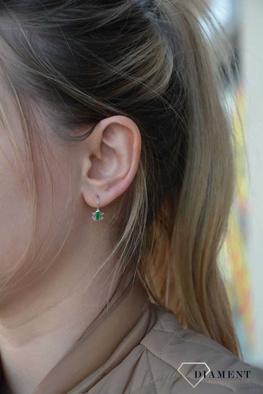 Kolczyki wiszące srebrne żabki z zieloną emalią rodowane. Żabka przynosi kasę, a więc jest to symbol zbliżających się pieniędzy. Idealne na prezent.1.jpg