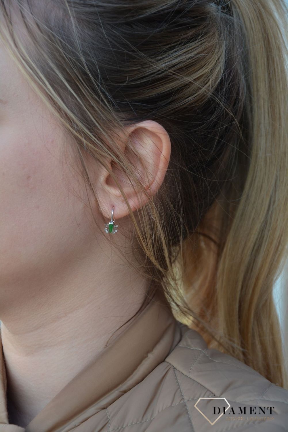 Kolczyki wiszące srebrne żabki z zieloną emalią rodowane. Żabka przynosi kasę, a więc jest to symbol zbliżających się pieniędzy. Idealne na prezent.1.jpg