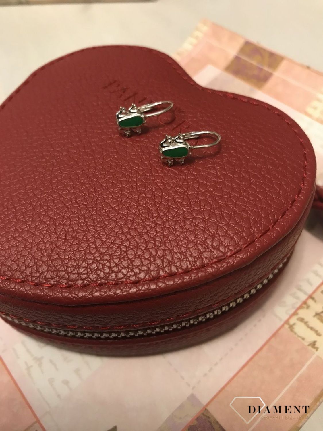 Kolczyki wiszące srebrne żabki z zieloną emalią rodowane. Żabka przynosi kasę, a więc jest to symbol zbliżających się pieniędzy. Idealne na prezent.1.jpg