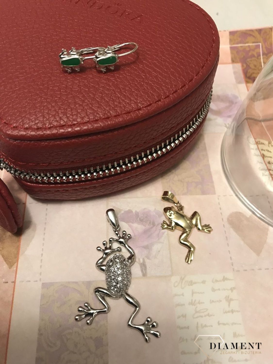 Kolczyki wiszące srebrne żabki z zieloną emalią rodowane. Żabka przynosi kasę, a więc jest to symbol zbliżających się pieniędzy. Idealne na prezent.1.jpg