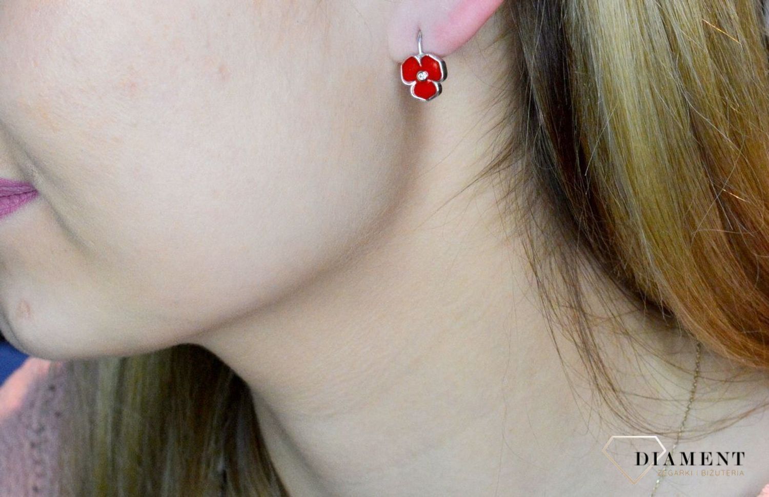 Srebrne kolczyki 925 'Czerwone kwiatki' ALDEM0081KRH. Kolczyki pomalowane są emalią w czerwonym kolorze z dokładna starannością i precyzją. Ta piękna kolorowa biżuteria to połączenie efektownego wzoru z pięknymi kolorami. Kol.jpg