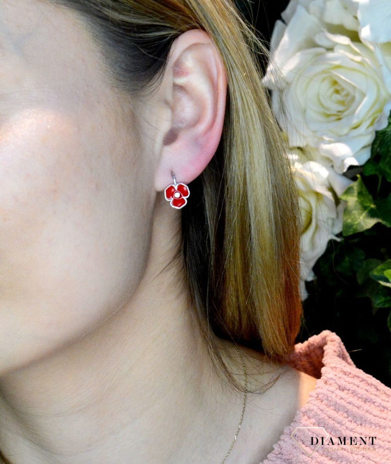 Srebrne kolczyki 925 'Czerwone kwiatki' ALDEM0081KRH. Kolczyki pomalowane są emalią w czerwonym kolorze z dokładna starannością i precyzją. Ta piękna kolorowa biżuteria to połączenie efektownego wzoru z pięknymi kolorami. Kol.jpg