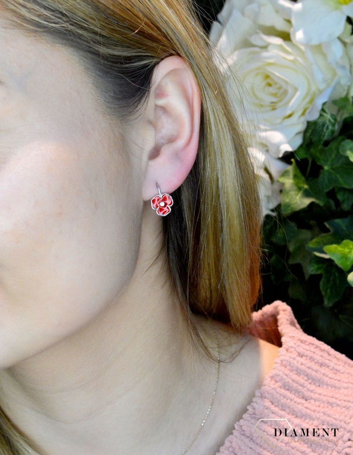 Srebrne kolczyki 925 'Czerwone kwiatki' ALDEM0081KRH. Kolczyki pomalowane są emalią w czerwonym kolorze z dokładna starannością i precyzją. Ta piękna kolorowa biżuteria to połączenie efektownego wzoru z pięknymi kolorami. Kol.jpg