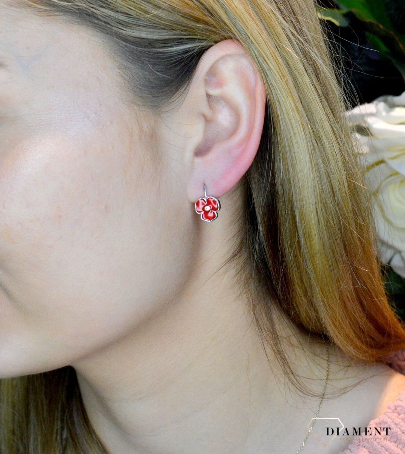 Srebrne kolczyki 925 'Czerwone kwiatki' ALDEM0081KRH. Kolczyki pomalowane są emalią w czerwonym kolorze z dokładna starannością i precyzją. Ta piękna kolorowa biżuteria to połączenie efektownego wzoru z pięknymi kolorami. Kol.jpg