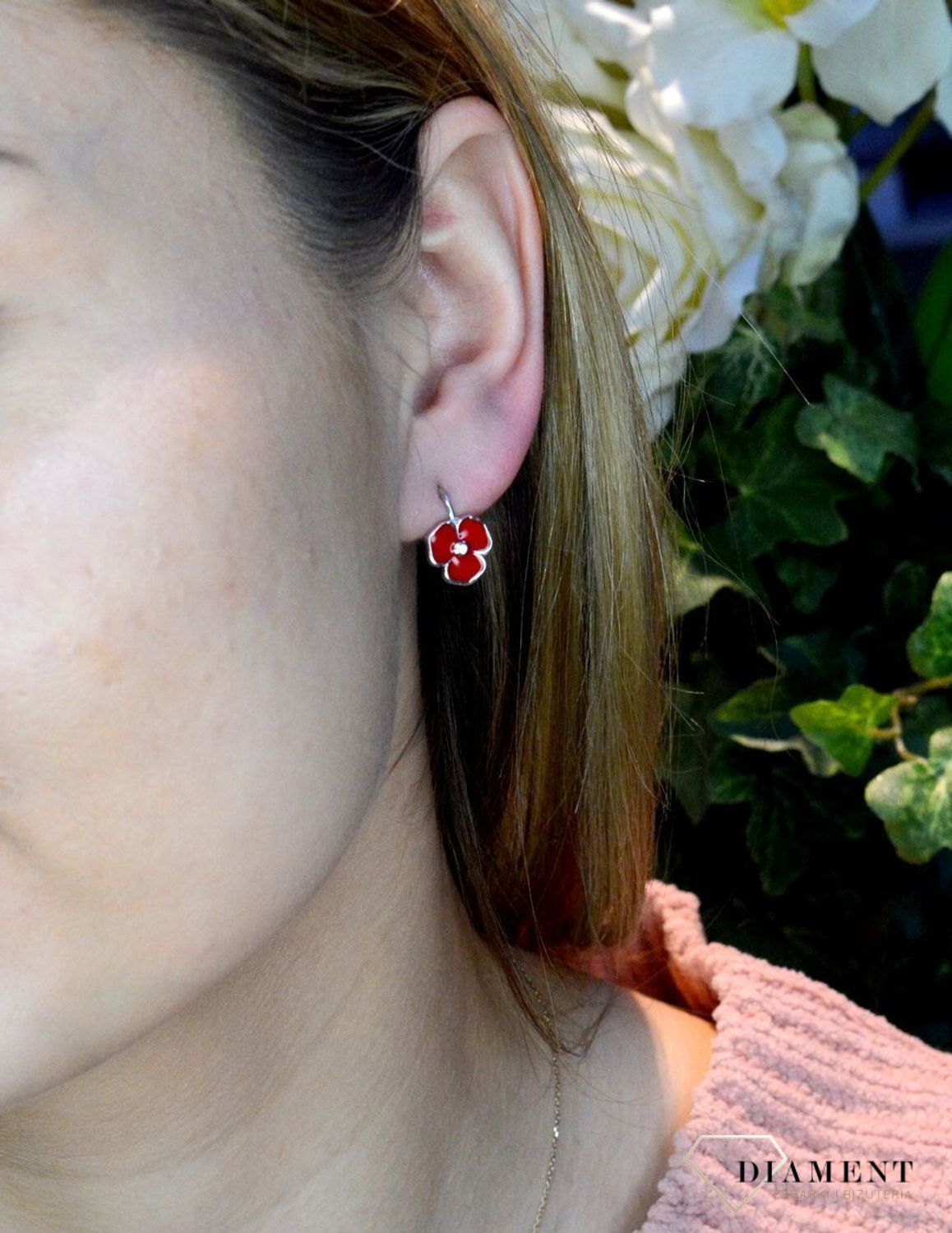 Srebrne kolczyki 925 'Czerwone kwiatki' ALDEM0081KRH. Kolczyki pomalowane są emalią w czerwonym kolorze z dokładna starannością i precyzją. Ta piękna kolorowa biżuteria to połączenie efektownego wzoru z pięknymi kolorami. Kol.jpg