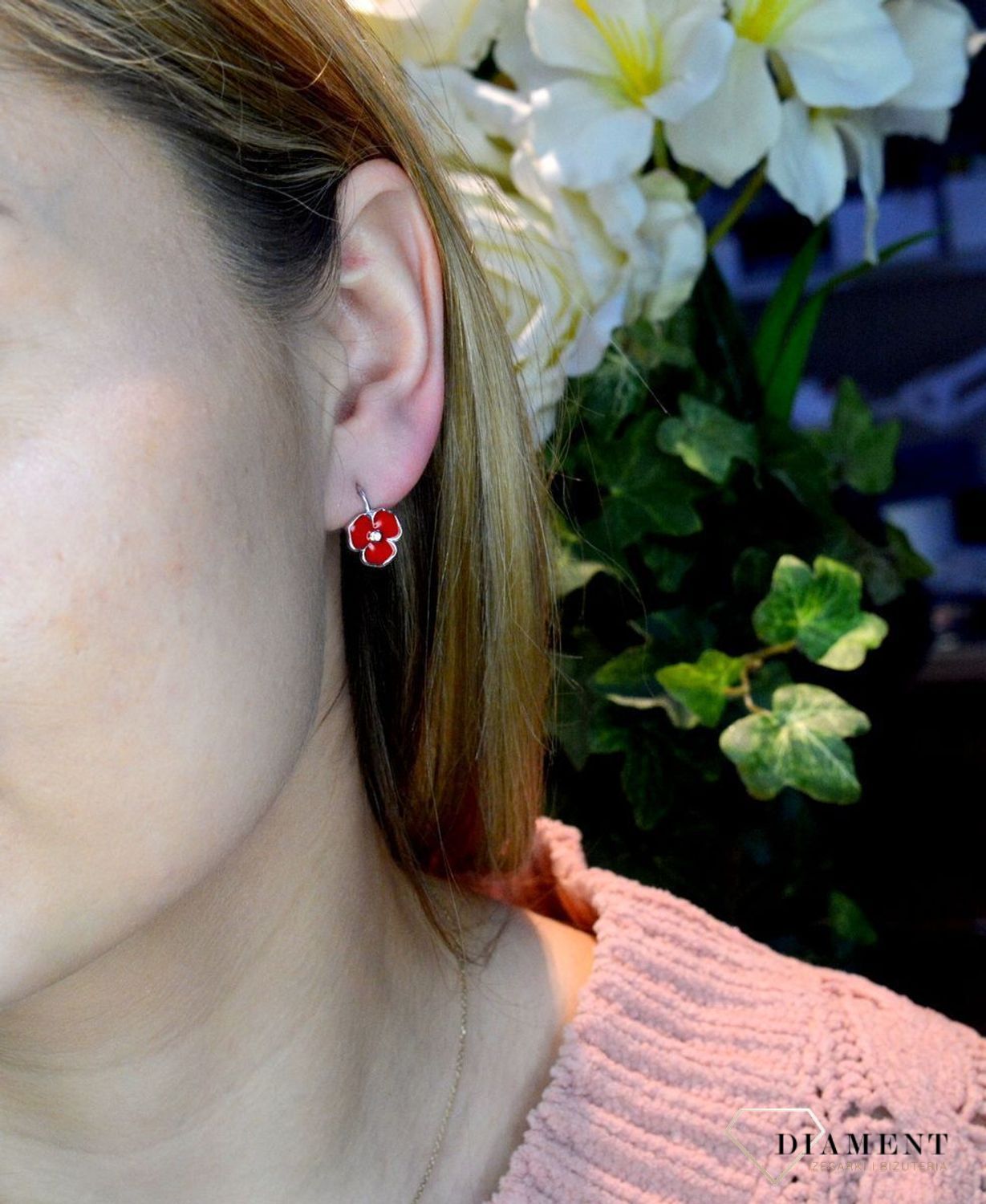 Srebrne kolczyki 925 'Czerwone kwiatki' ALDEM0081KRH. Kolczyki pomalowane są emalią w czerwonym kolorze z dokładna starannością i precyzją. Ta piękna kolorowa biżuteria to połączenie efektownego wzoru z pięknymi kolorami. Kol.jpg