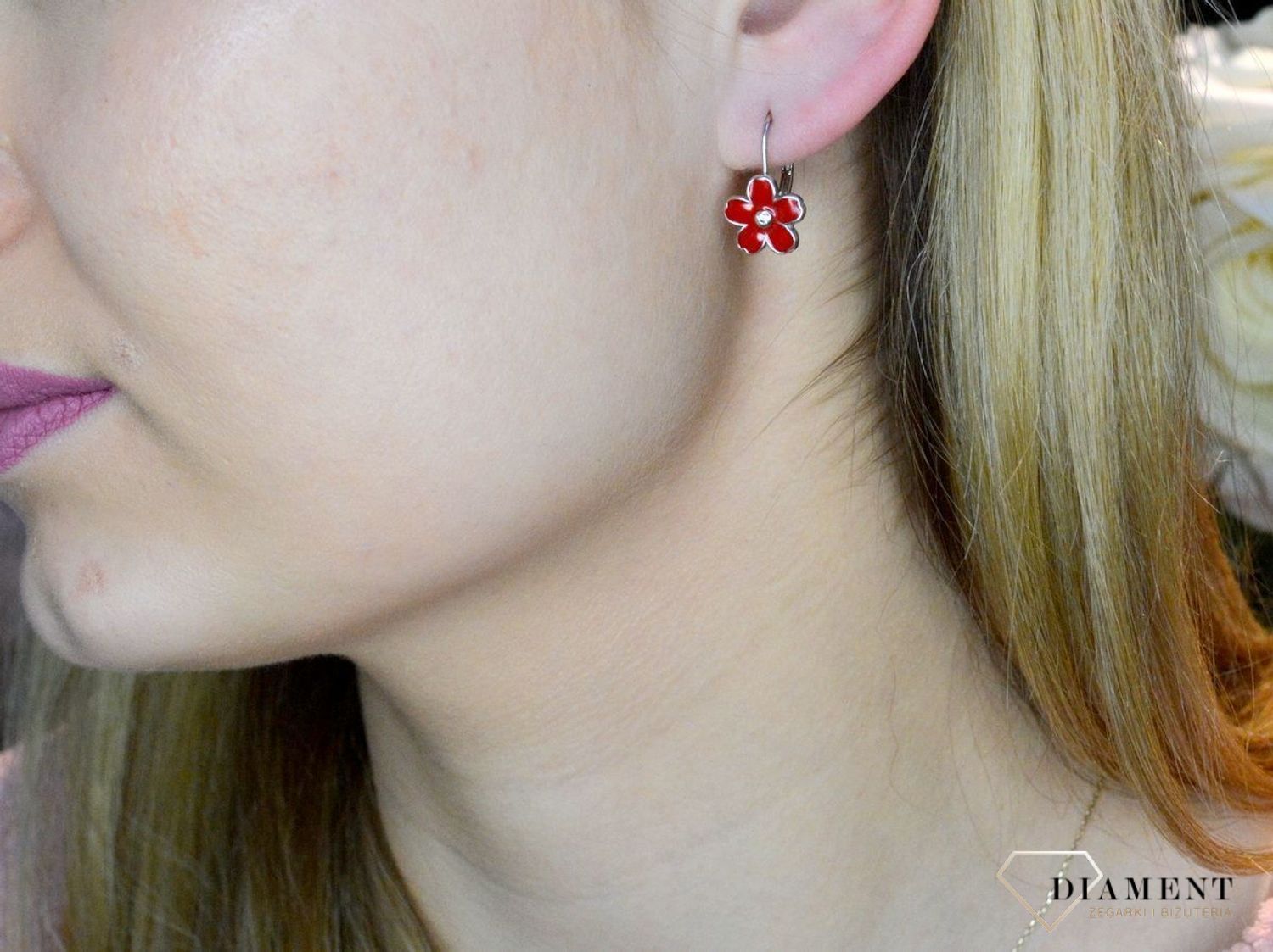 Srebrne kolczyki 925 'Czerwone kwiatki' ALDEM0104KRH. Kolczyki pomalowane są emalią w czerwonym kolorze z dokładna starannością i precyzją. Ta piękna kolorowa biżuteria to połączenie efektownego wzoru z pięknymi kolorami. Kolc.jpg