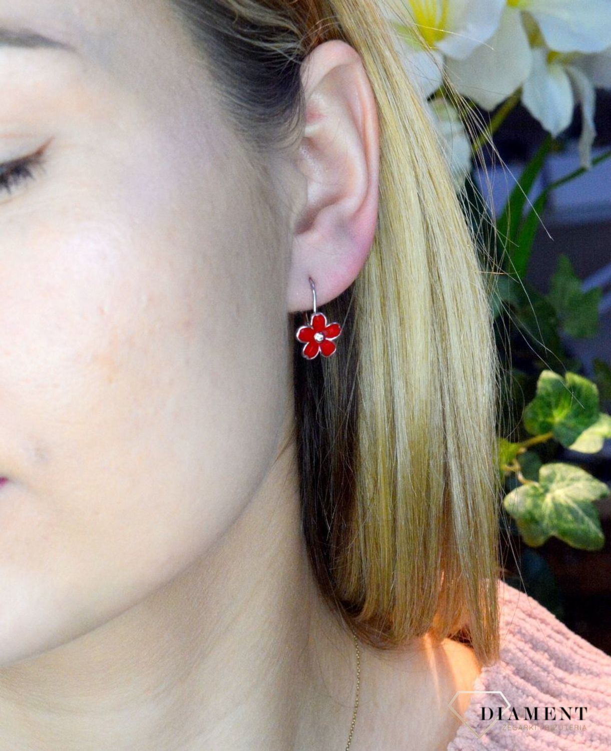Srebrne kolczyki 925 'Czerwone kwiatki' ALDEM0104KRH. Kolczyki pomalowane są emalią w czerwonym kolorze z dokładna starannością i precyzją. Ta piękna kolorowa biżuteria to połączenie efektownego wzoru z pięknymi kolorami. Kolc.jpg