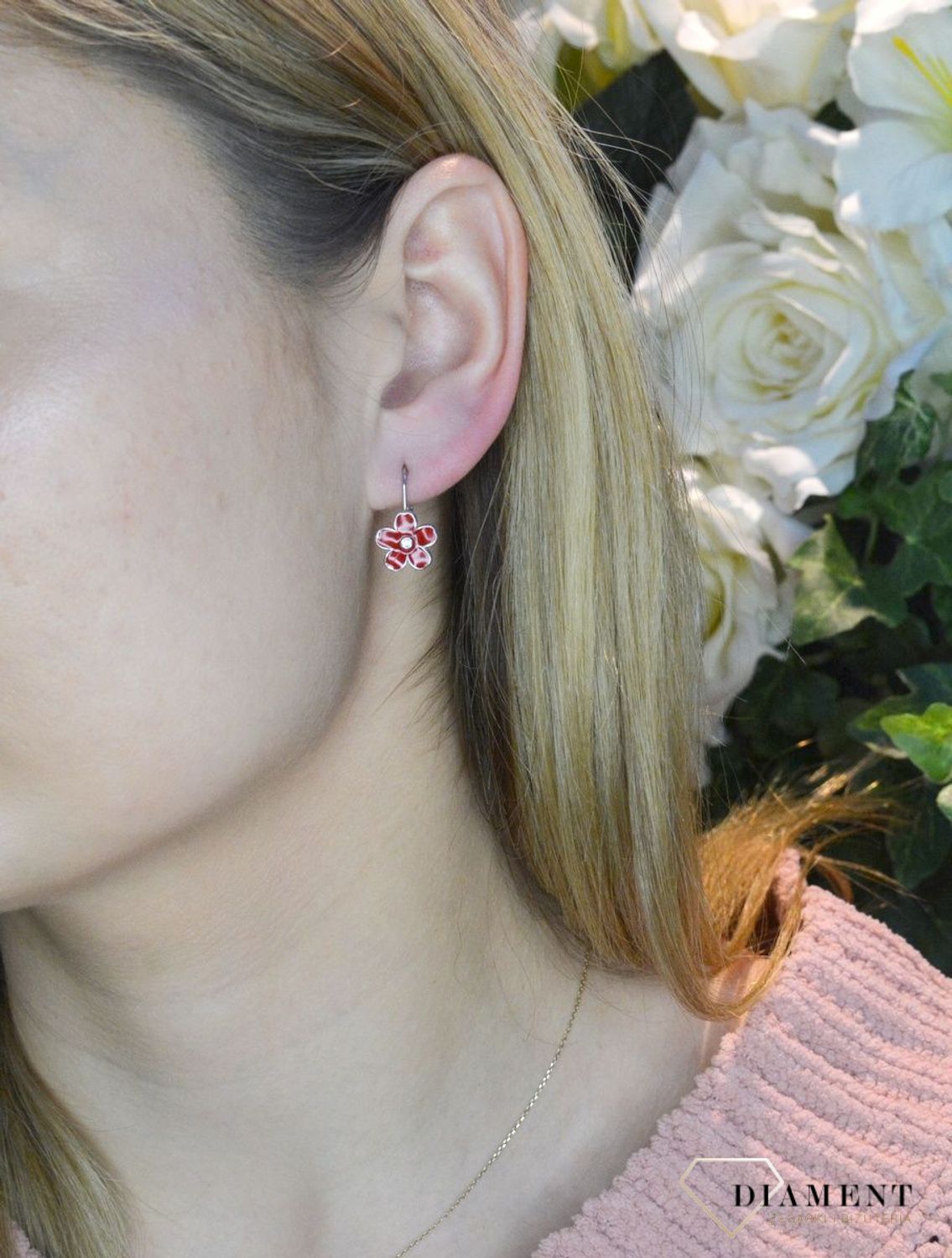 Srebrne kolczyki 925 'Czerwone kwiatki' ALDEM0104KRH. Kolczyki pomalowane są emalią w czerwonym kolorze z dokładna starannością i precyzją. Ta piękna kolorowa biżuteria to połączenie efektownego wzoru z pięknymi kolorami. Kolc.jpg