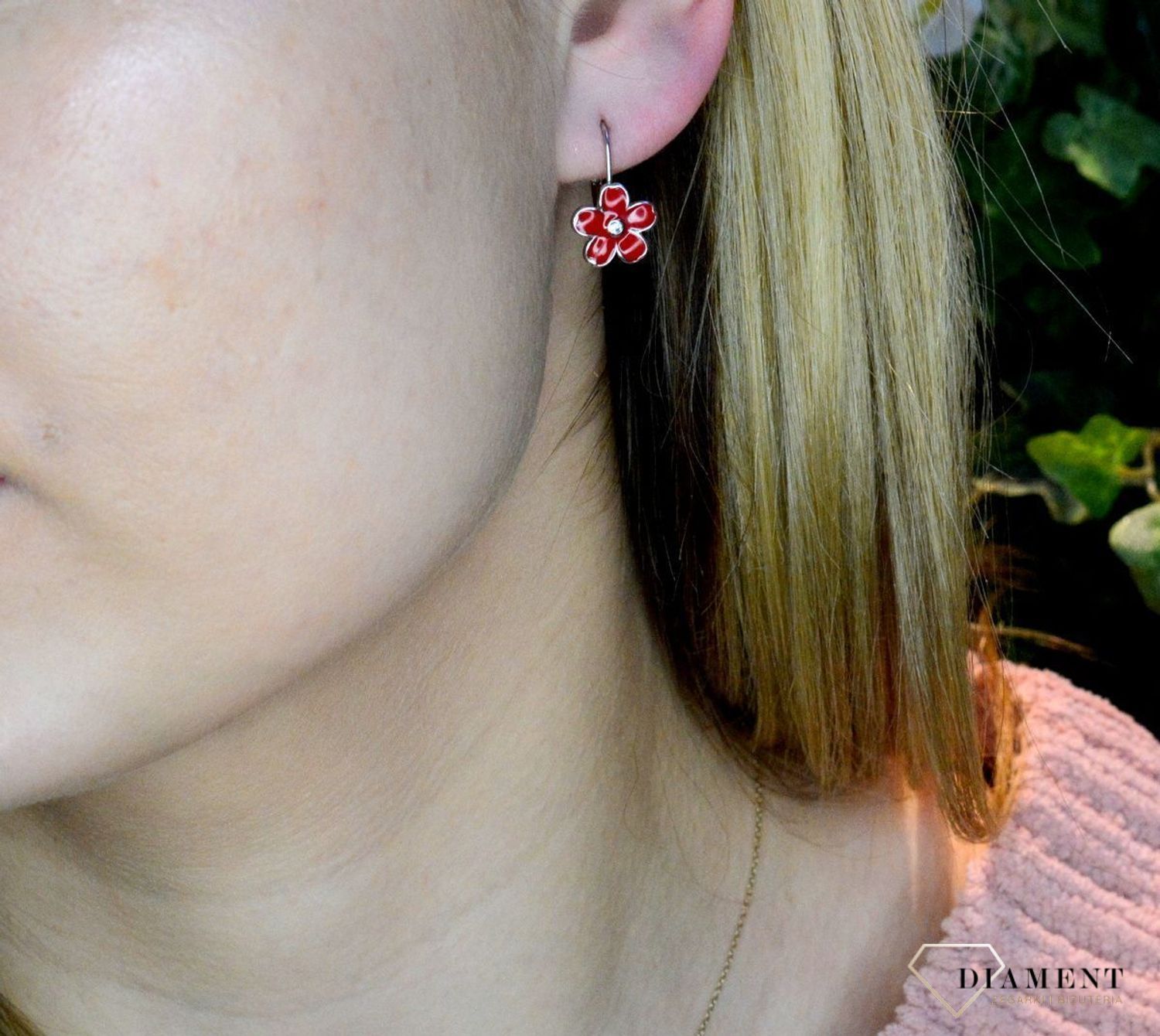 Srebrne kolczyki 925 'Czerwone kwiatki' ALDEM0104KRH. Kolczyki pomalowane są emalią w czerwonym kolorze z dokładna starannością i precyzją. Ta piękna kolorowa biżuteria to połączenie efektownego wzoru z pięknymi kolorami. Kolc.jpg