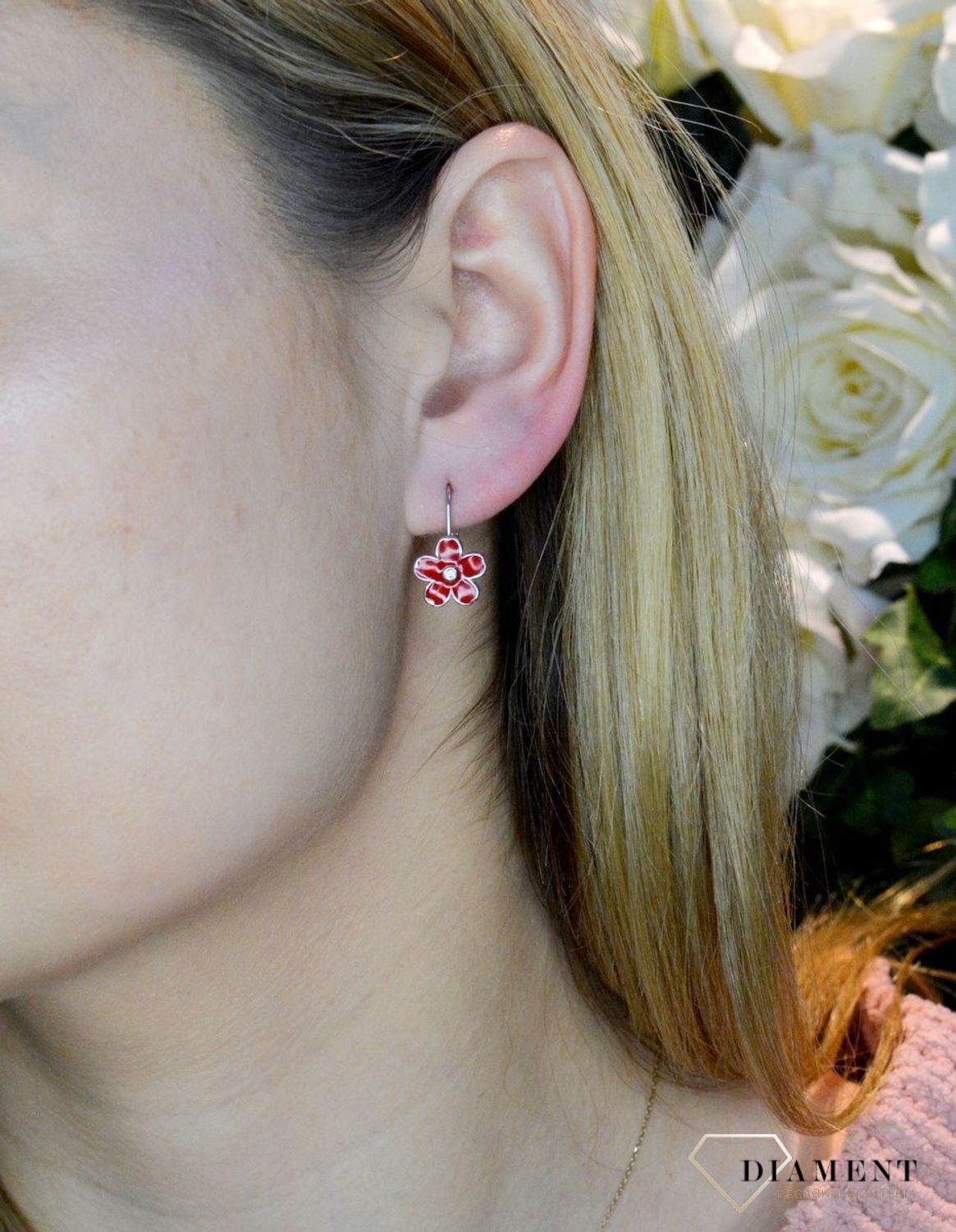 Srebrne kolczyki 925 'Czerwone kwiatki' ALDEM0104KRH. Kolczyki pomalowane są emalią w czerwonym kolorze z dokładna starannością i precyzją. Ta piękna kolorowa biżuteria to połączenie efektownego wzoru z pięknymi kolorami. Kolc.jpg