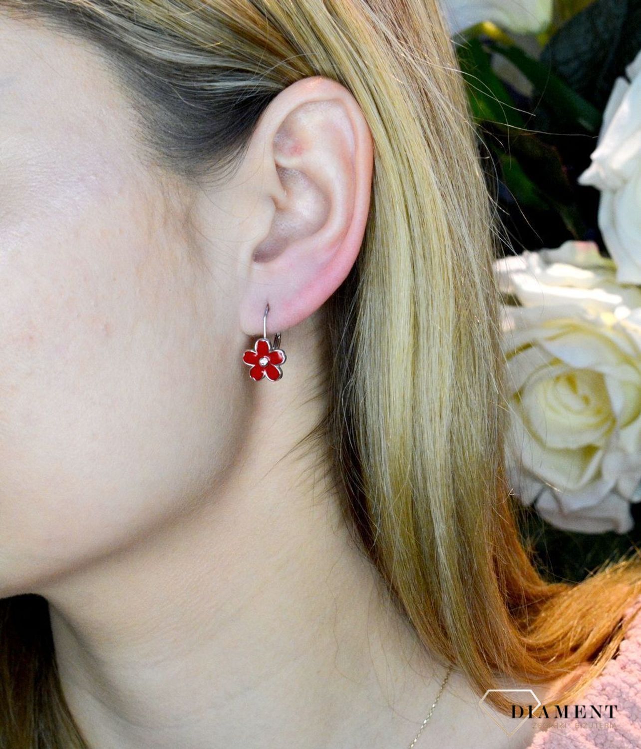 Srebrne kolczyki 925 'Czerwone kwiatki' ALDEM0104KRH. Kolczyki pomalowane są emalią w czerwonym kolorze z dokładna starannością i precyzją. Ta piękna kolorowa biżuteria to połączenie efektownego wzoru z pięknymi kolorami. Kolc.jpg