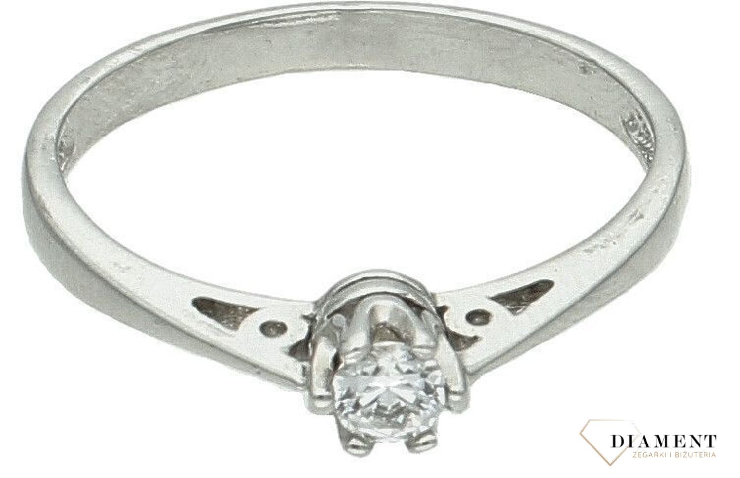 Srebrny pierścionek damski 925 z wystającą cyrkonią AOPZ000620.  Srebrny damski pierścionek. Pierścionek srebrny damski. Pierścionek srebrny z cyrkoniami. Pierścionek damski idealny na prezent.2.jpg