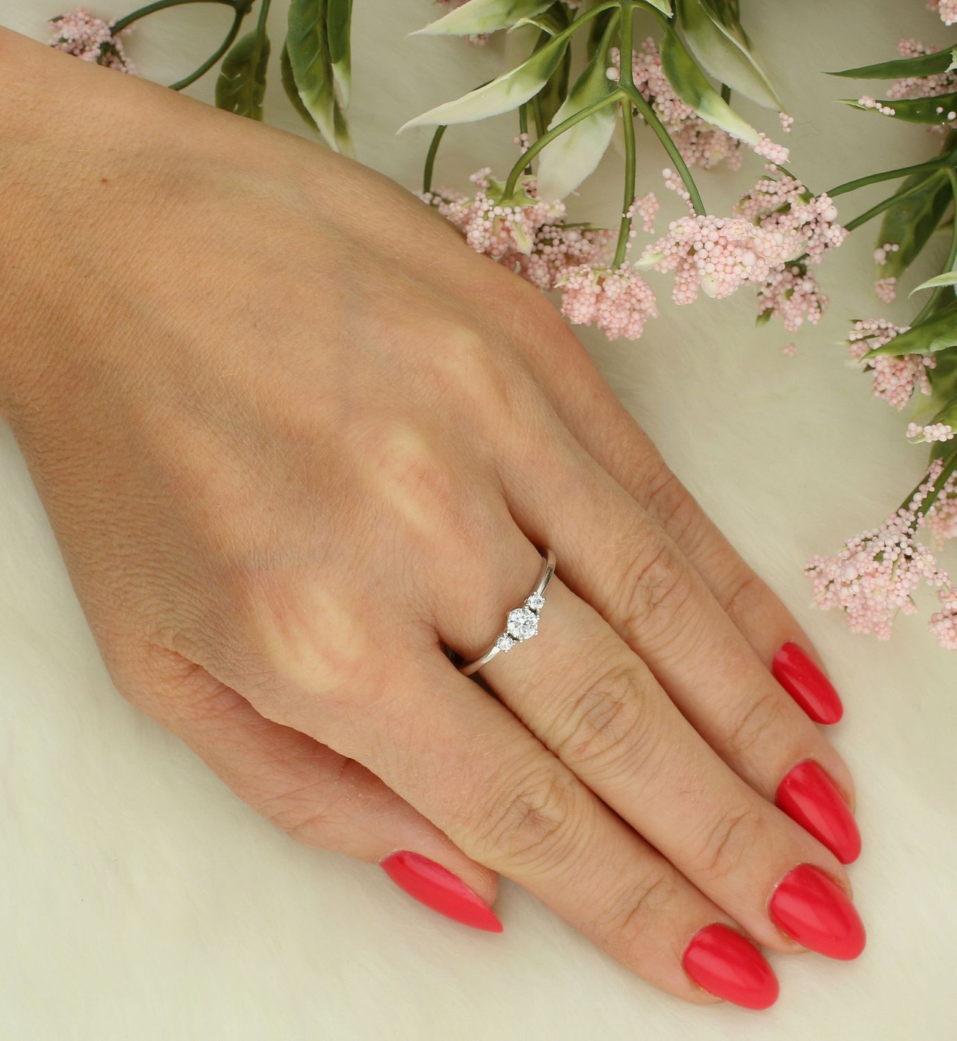 Pierścionek z trzema cyrkoniami srebrny próba 925,srebrny pierścionek wykonany z najwyższej jakości srebra o prostej formie. 2.jpg