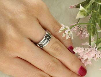 Elegancki sygnet „Atlantów” AP01-071 wykonany ze srebra próby 925, szerokość 7 mm, waga 3,34 g. Nowoczesny i stylowy dodatek dla mężczyzn.2.jpg