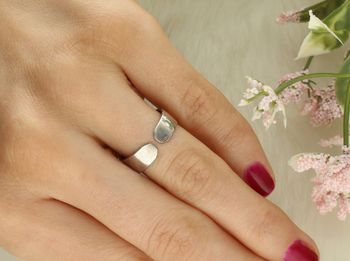 Elegancki sygnet „Atlantów” AP01-071 wykonany ze srebra próby 925, szerokość 7 mm, waga 3,34 g. Nowoczesny i stylowy dodatek dla mężczyzn.3.jpg