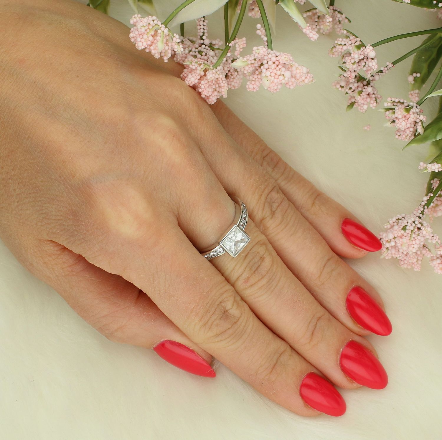 Pierścionek srebrny kwadrat z cyrkoniami próba 925, AP01-2570 Srebrny pierścionek wykonany z najwyższej jakości srebra o prostej formie. Idealny pomysł na prezent dla każdej kobiety.jpg