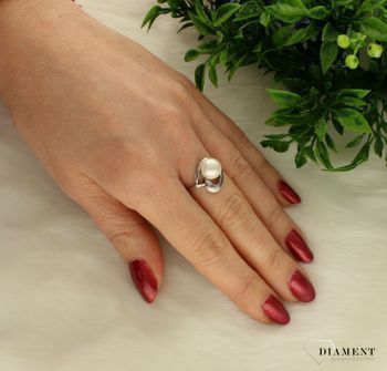 Srebrny pierścionek damski z dużą efektowną perłą AP01-3053. Srebrny pierścionek z dużą efektowną perłą jest przykładem klasycznej sztuki jubilerskiej w bardzo nowoczesnym wydaniu (1).jpg