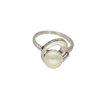 Srebrny pierścionek damski z dużą efektowną perłą AP01-3053. Srebrny pierścionek z dużą efektowną perłą jest przykładem klasycznej sztuki jubilerskiej w bardzo nowoczesnym wydaniu (2).jpg