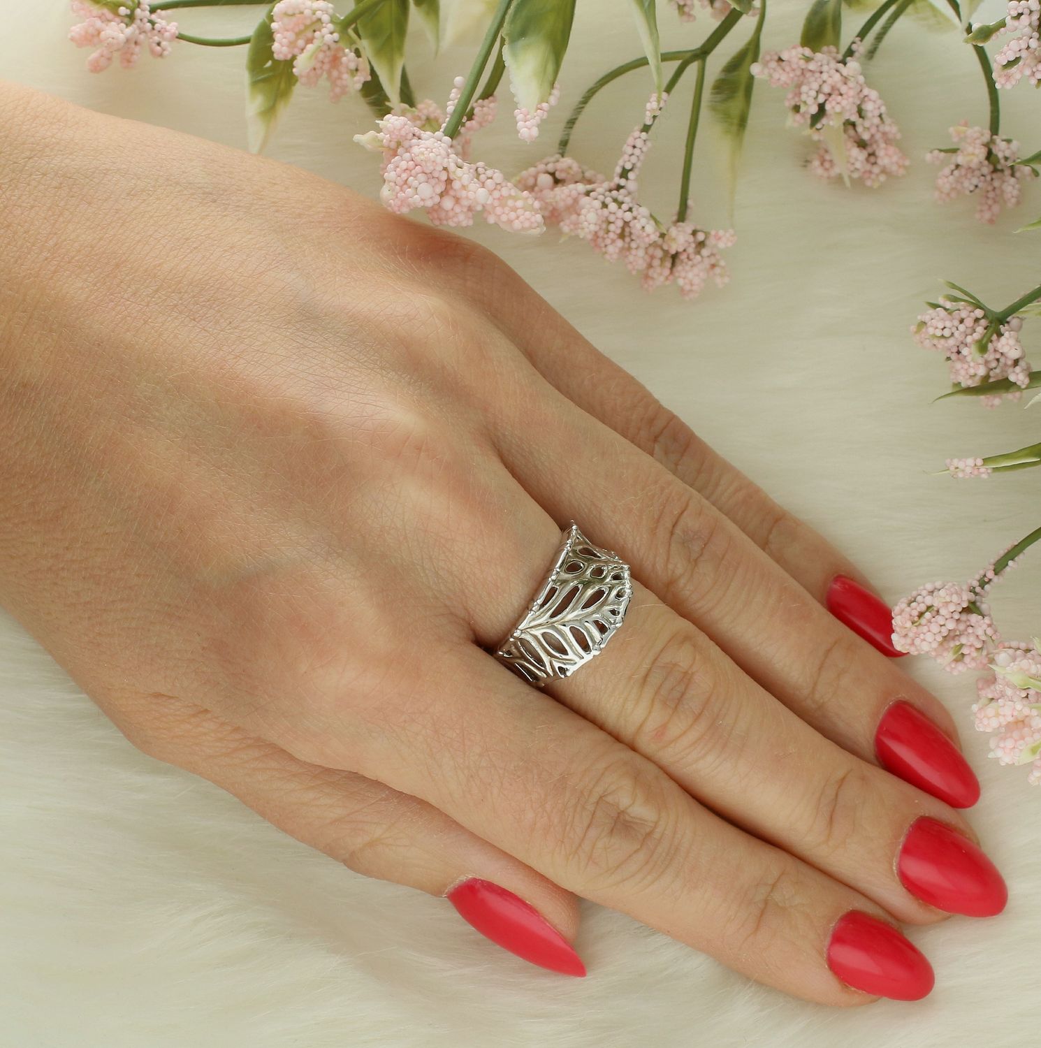 Pierścionek srebrny liście próba 925, AP01-3553 Srebrny pierścionek wykonany z najwyższej jakości srebra o prostej formie..jpg