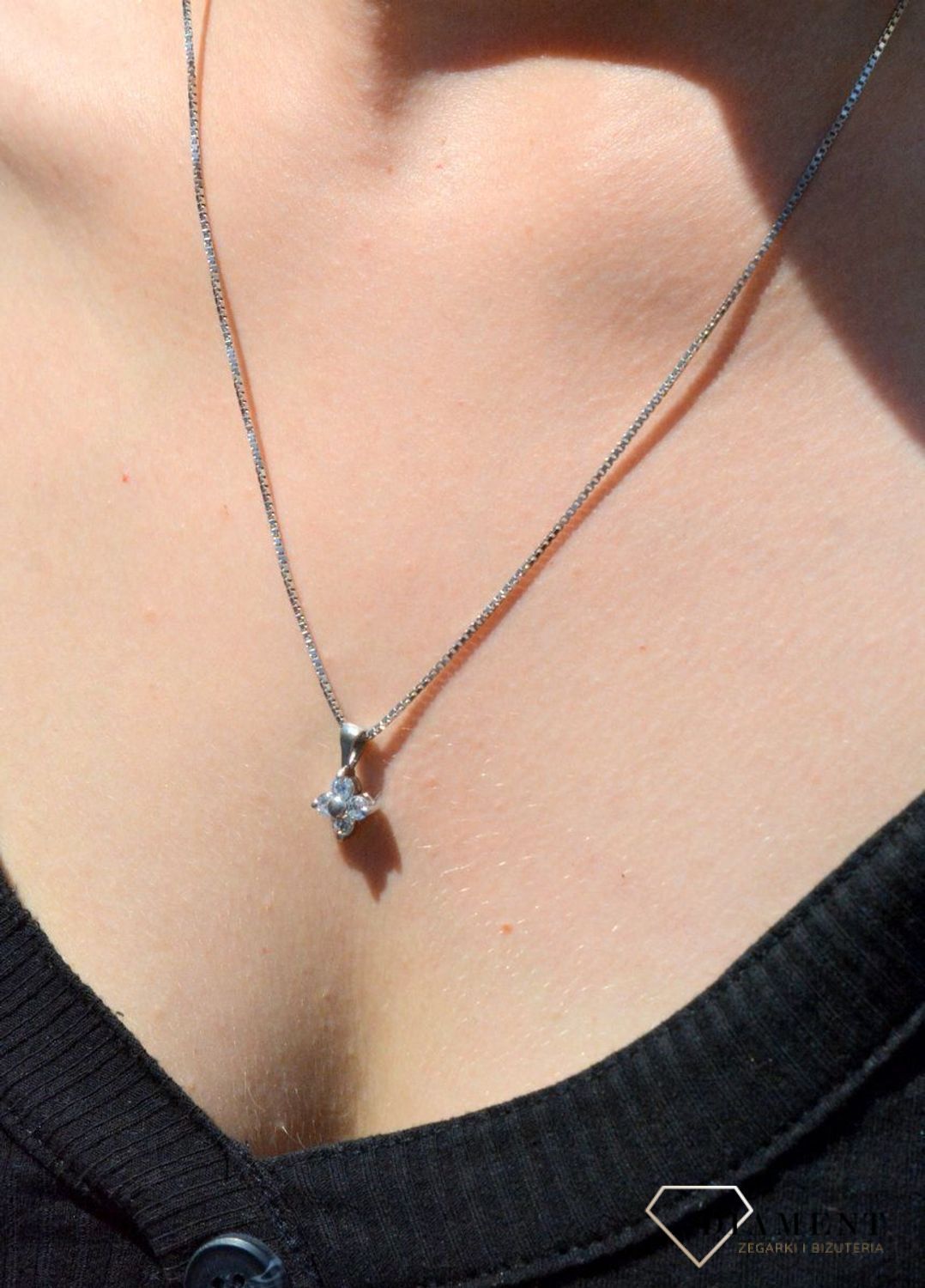 Zawieszka srebrna kwiatek z cyrkoniami AP012-009. Zawieszka srebrna damska. zawieszka srebrna kwiatek. Zawieszka srebrna z cyrkoniami. Zawieszka srebrna do każdego łańcuszka. Idealna zawieszka srebrna na prezent. Wisiorek dams.jpg