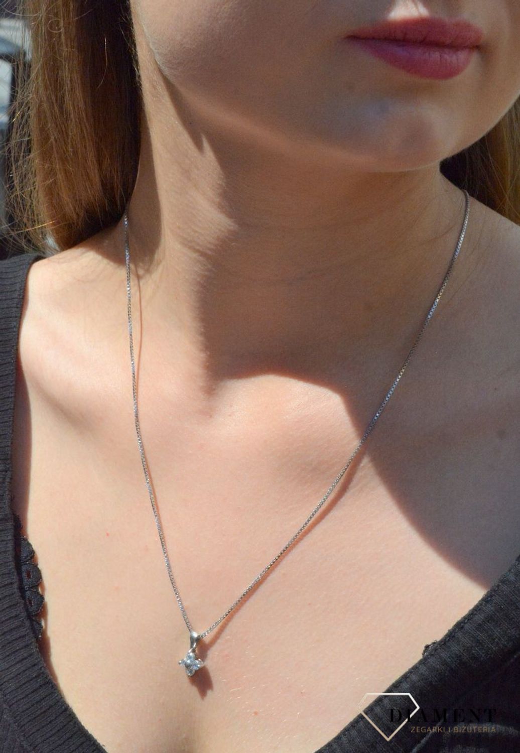 Zawieszka srebrna kwiatek z cyrkoniami AP012-009. Zawieszka srebrna damska. zawieszka srebrna kwiatek. Zawieszka srebrna z cyrkoniami. Zawieszka srebrna do każdego łańcuszka. Idealna zawieszka srebrna na prezent. Wisiorek dams.jpg