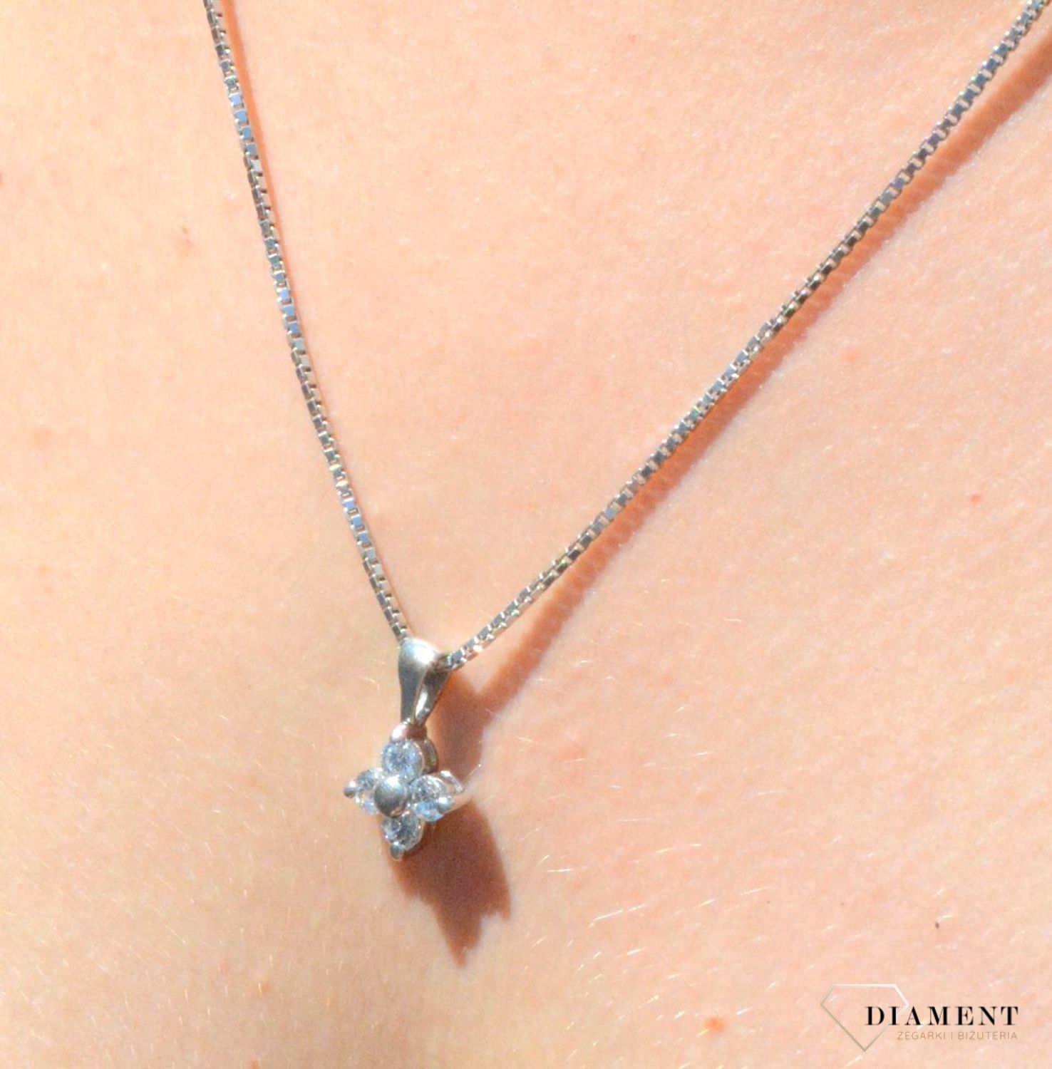 Zawieszka srebrna kwiatek z cyrkoniami AP012-009. Zawieszka srebrna damska. zawieszka srebrna kwiatek. Zawieszka srebrna z cyrkoniami. Zawieszka srebrna do każdego łańcuszka. Idealna zawieszka srebrna na prezent. Wisiorek dams.jpg