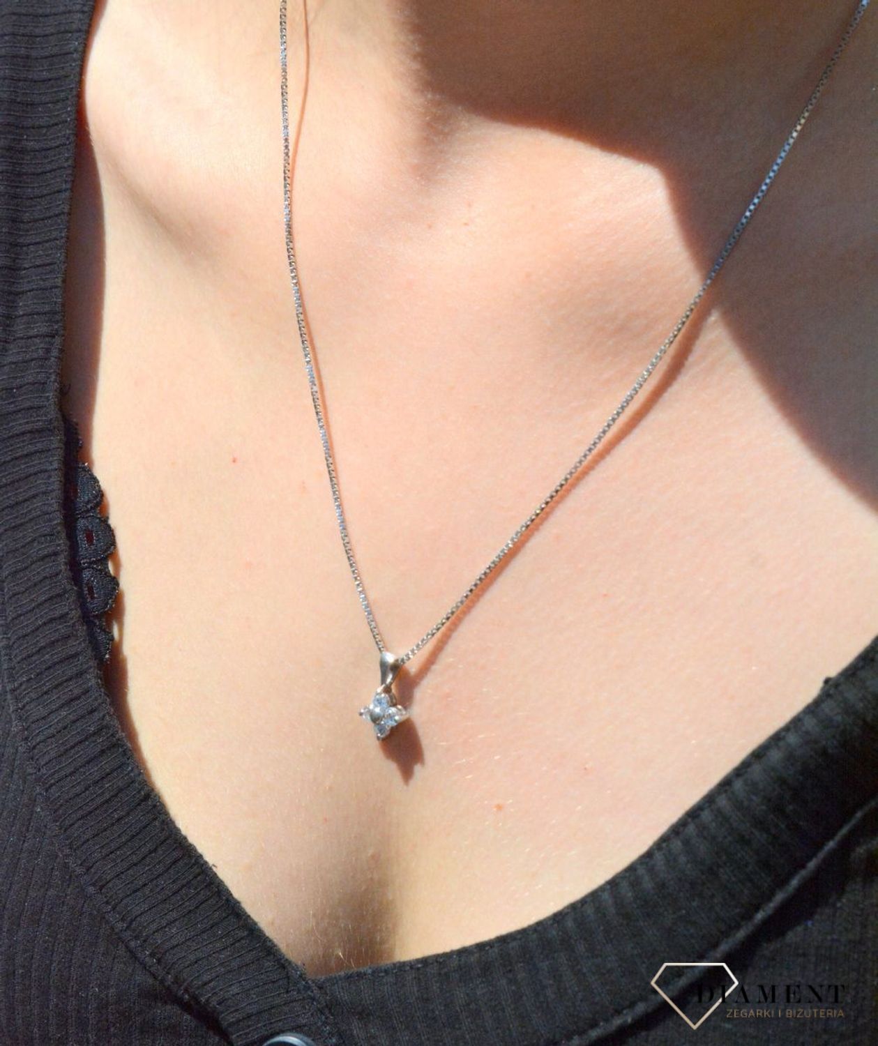 Zawieszka srebrna kwiatek z cyrkoniami AP012-009. Zawieszka srebrna damska. zawieszka srebrna kwiatek. Zawieszka srebrna z cyrkoniami. Zawieszka srebrna do każdego łańcuszka. Idealna zawieszka srebrna na prezent. Wisiorek dams.jpg