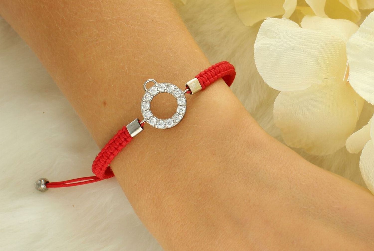 Bransoletka damska ze srebra 925 na czerwonym sznurku z okrągłą zawieszką zdobioną cyrkoniami. Stylowy i symboliczny dodatek dla każdej kobiety.1.jpg