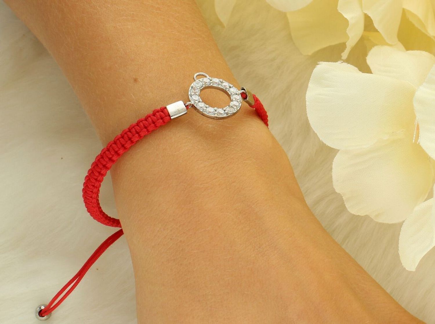 Bransoletka damska ze srebra 925 na czerwonym sznurku z okrągłą zawieszką zdobioną cyrkoniami. Stylowy i symboliczny dodatek dla każdej kobiety.1.jpg