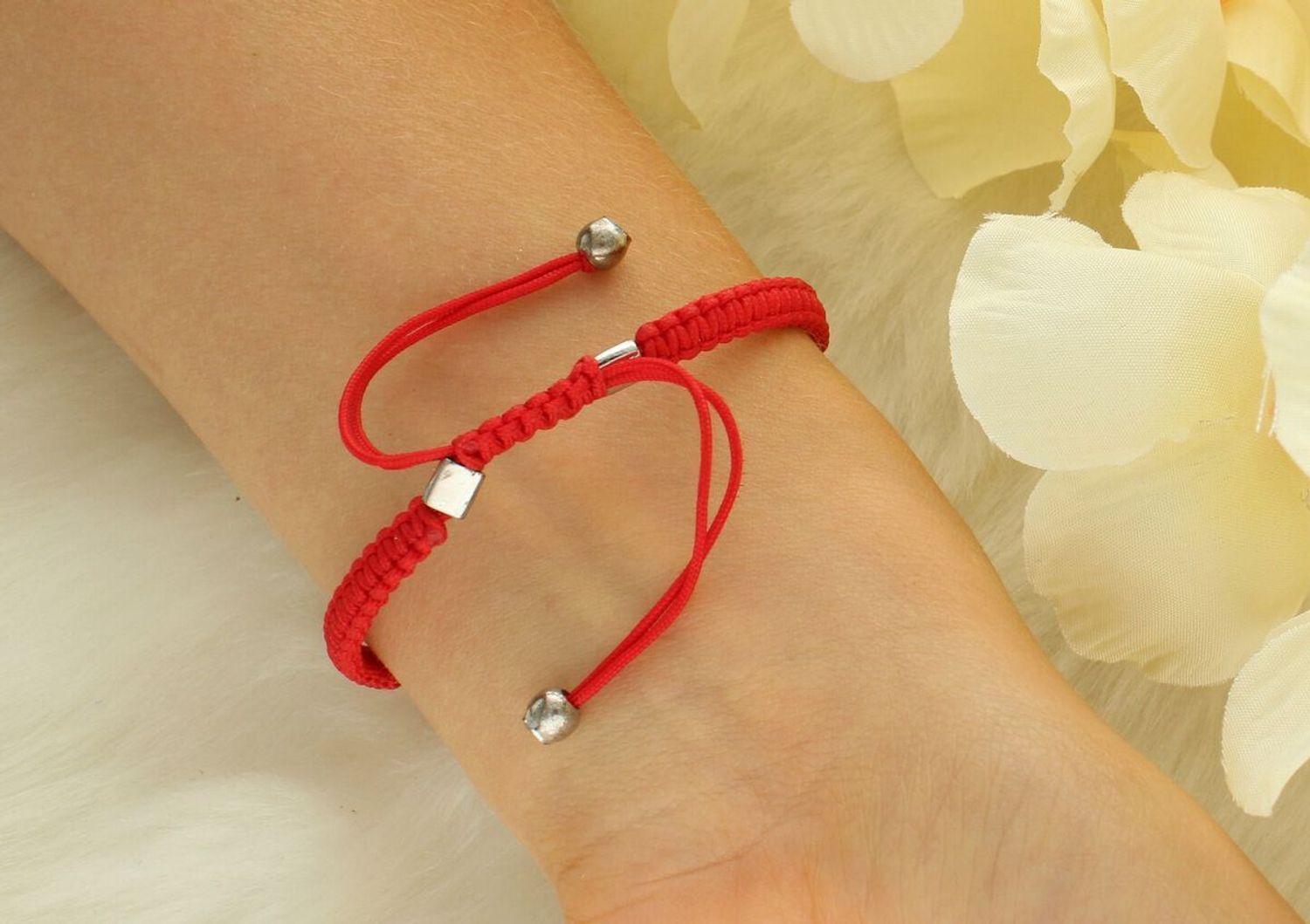 Bransoletka damska ze srebra 925 na czerwonym sznurku z okrągłą zawieszką zdobioną cyrkoniami. Stylowy i symboliczny dodatek dla każdej kobiety.1.jpg