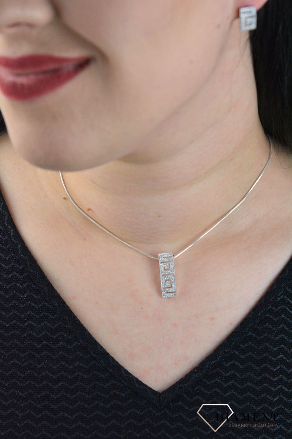Srebrna prostokątna zawieszka z drogą grecką i cyrkoniami AP012-0475.jpg