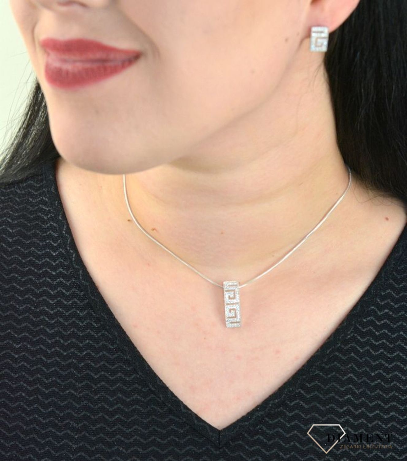 Srebrna prostokątna zawieszka z drogą grecką i cyrkoniami AP012-0475.jpg