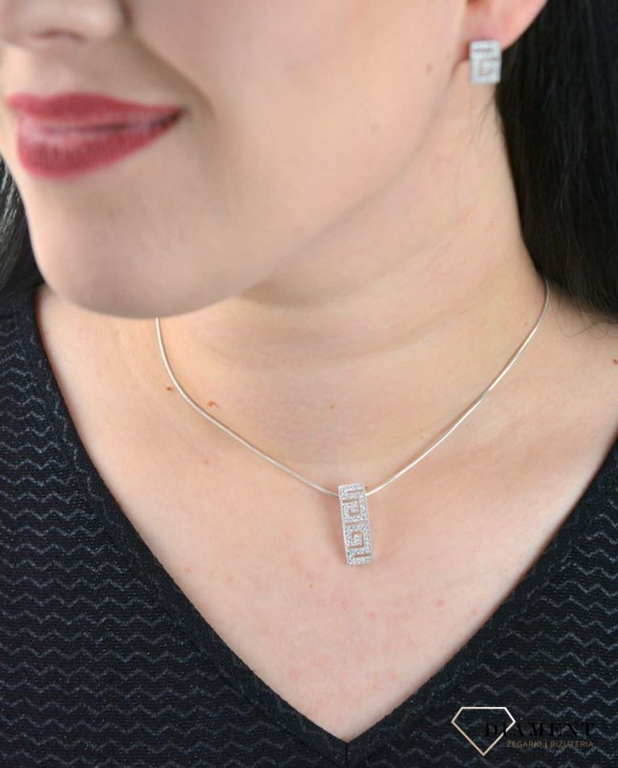 Srebrna prostokątna zawieszka z drogą grecką i cyrkoniami AP012-0475.jpg