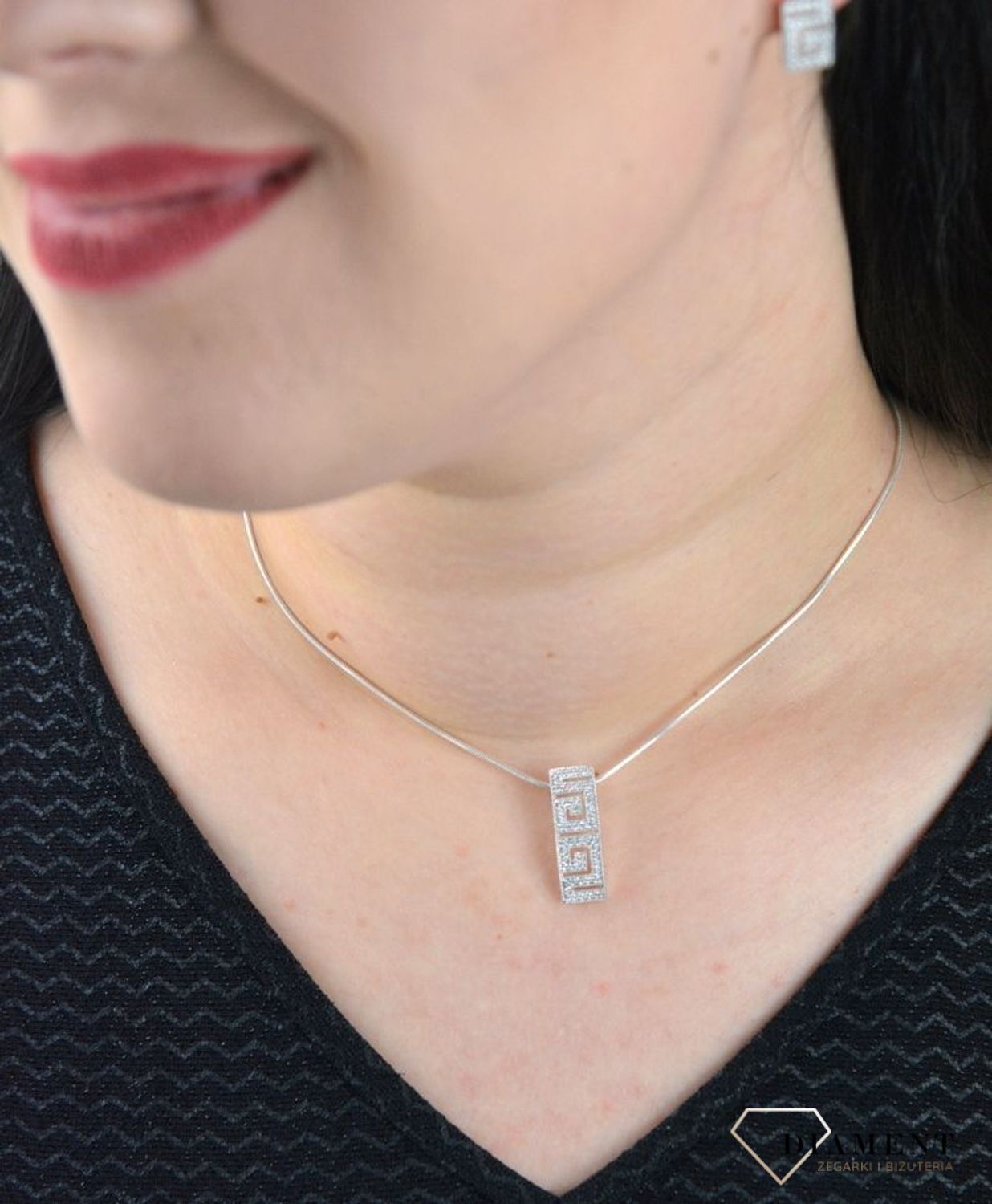 Srebrna prostokątna zawieszka z drogą grecką i cyrkoniami AP012-0475.jpg