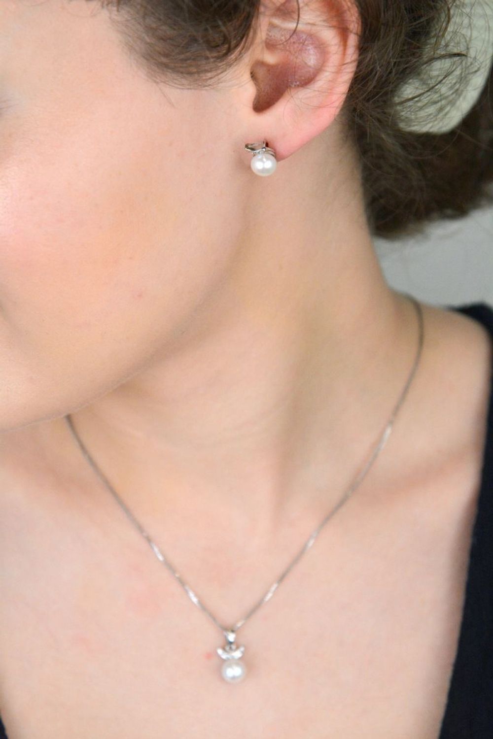 Kolczyki damskie srebrne próba 925, zdobione perłą i cyrkoniami AP012-1014.jpg