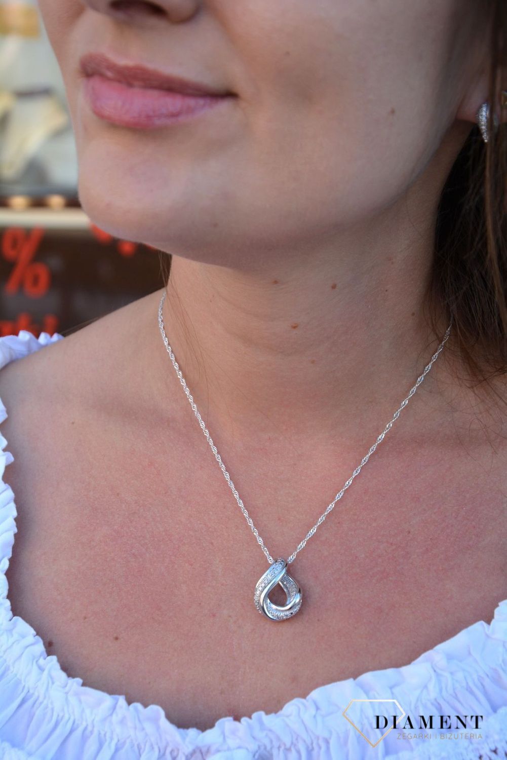 Srebrna zawieszka zawinięta łezka z cyrkonią AP012-1085.jpg