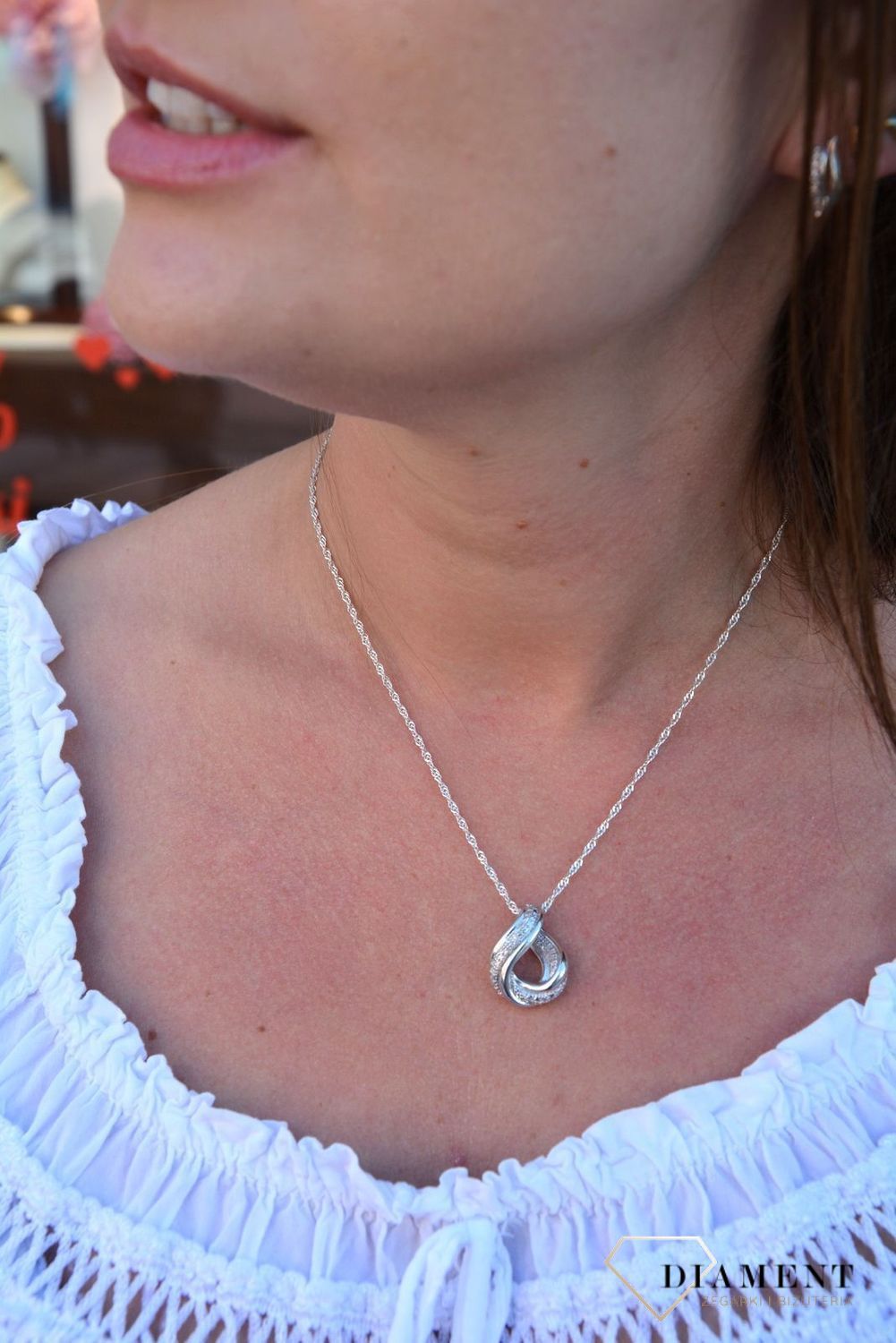 Srebrna zawieszka zawinięta łezka z cyrkonią AP012-1085.jpg