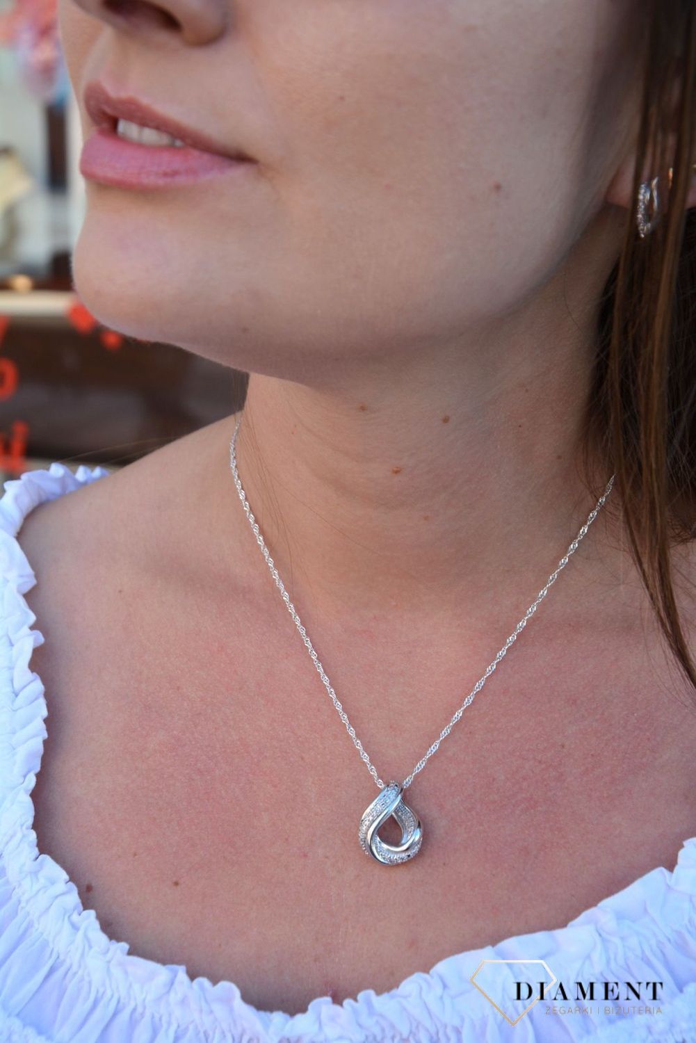 Srebrna zawieszka zawinięta łezka z cyrkonią AP012-1085.jpg