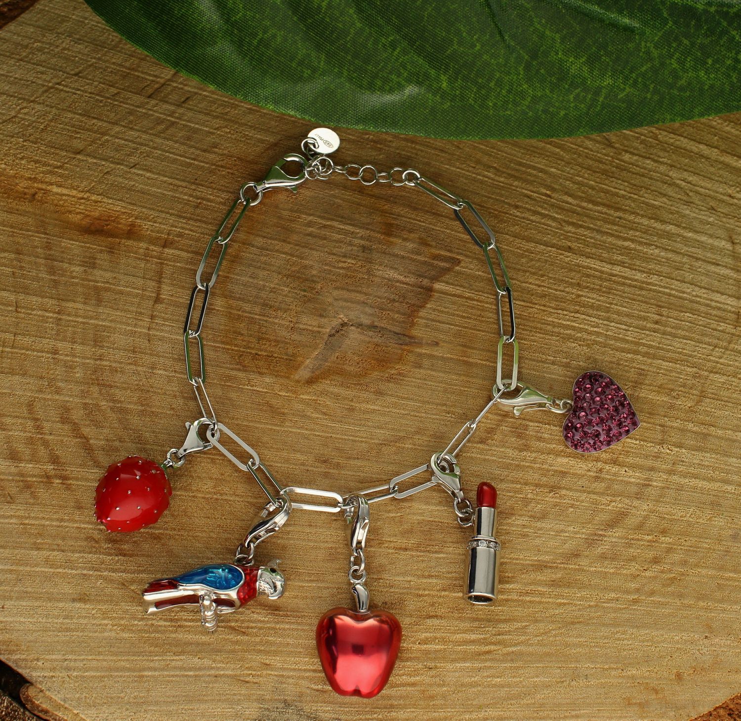 Srebrna zawieszka Charms połówka jabłka AP012-1098. Charms srebrny. Zawieszka do bransoletki. Zawieszka srebrna jabłko. Zawieszka charms do bransoletki. Charms zawieszka idealna na prezent dla dziewczynki.  (3).jpg