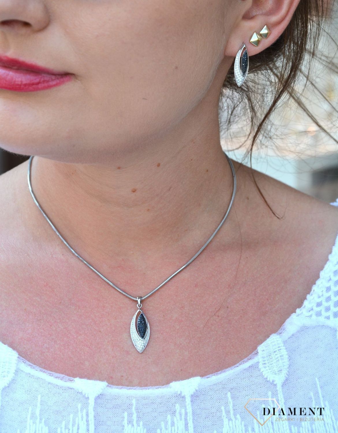 Srebrne kolczyki podłużne z białą i czarną cyrkonią AP012-1240.jpg