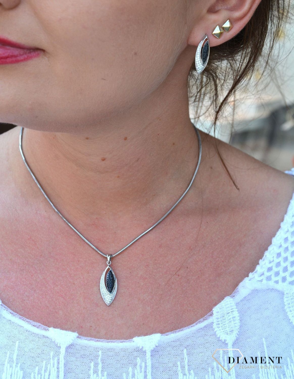 Srebrne kolczyki podłużne z białą i czarną cyrkonią AP012-1240.jpg