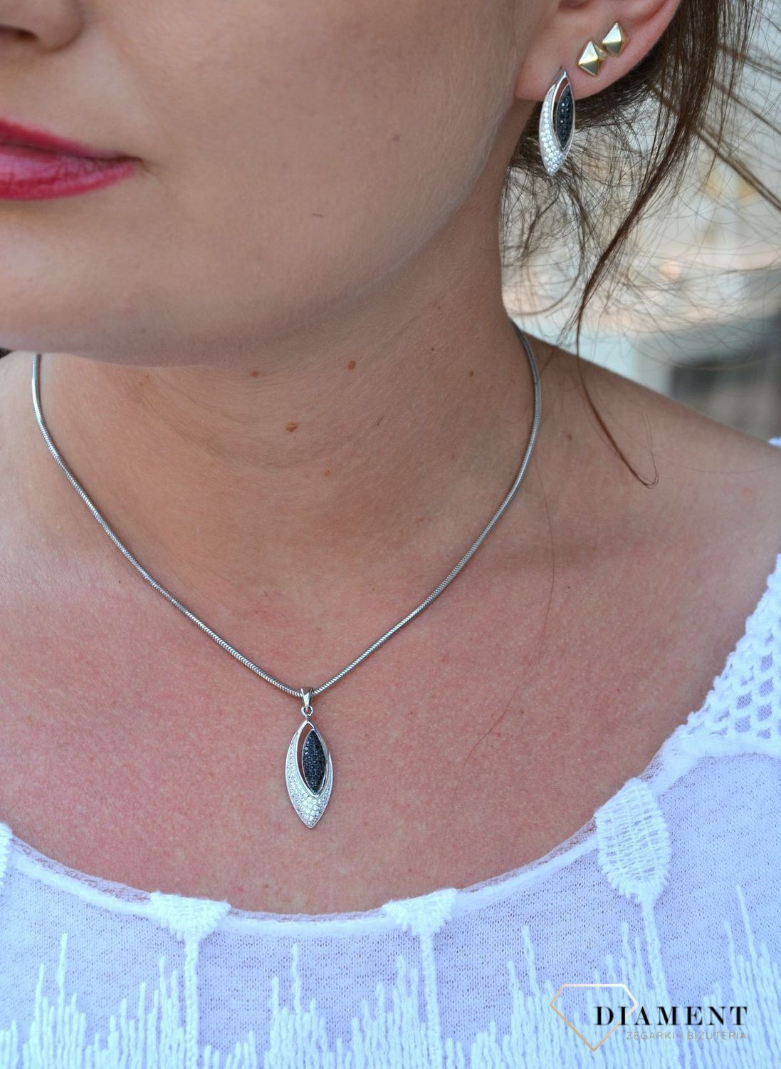 Srebrne kolczyki podłużne z białą i czarną cyrkonią AP012-1240.jpg