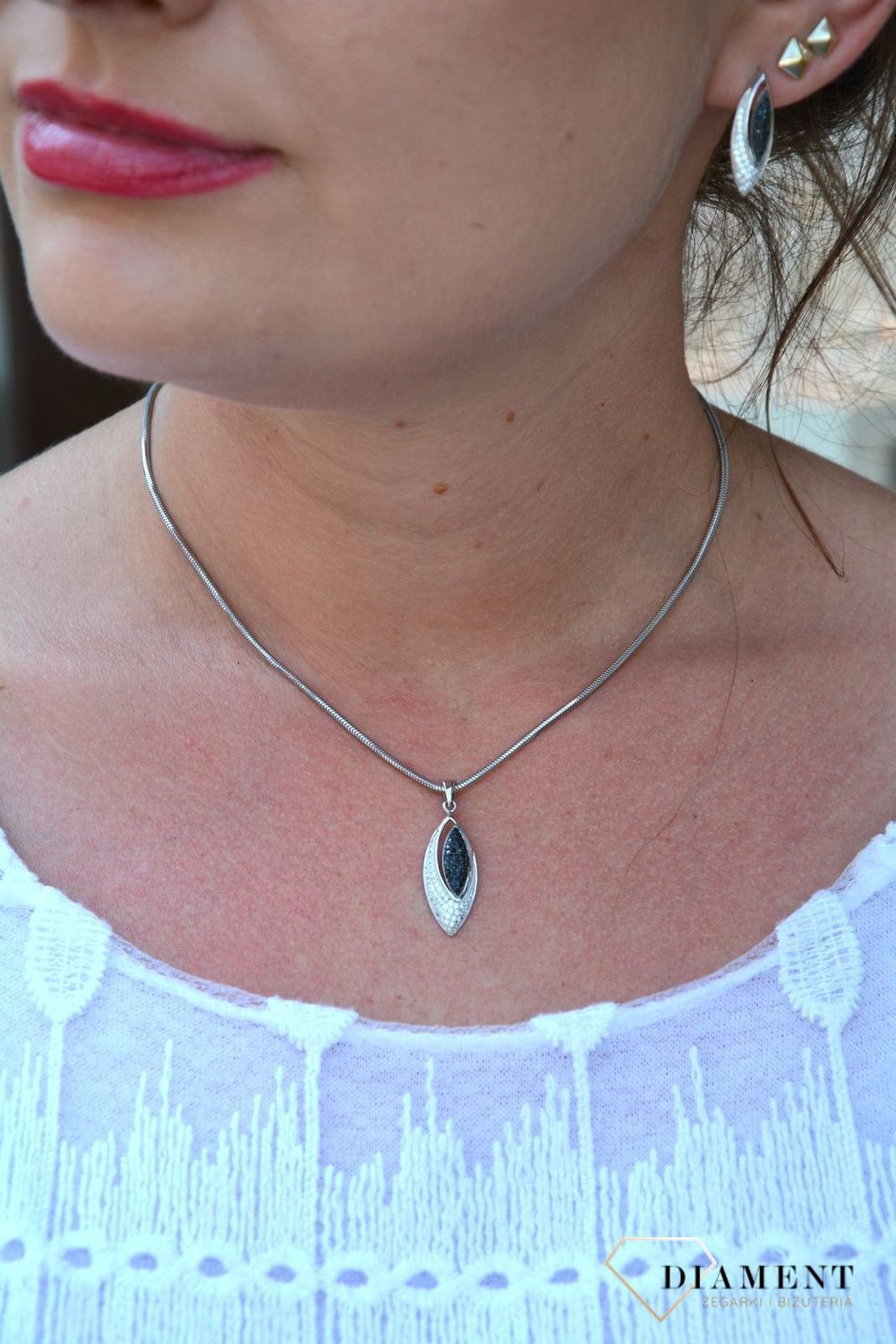 Srebrna zawieszka podłużna z białą i czarną cyrkonią AP012-1241.jpg