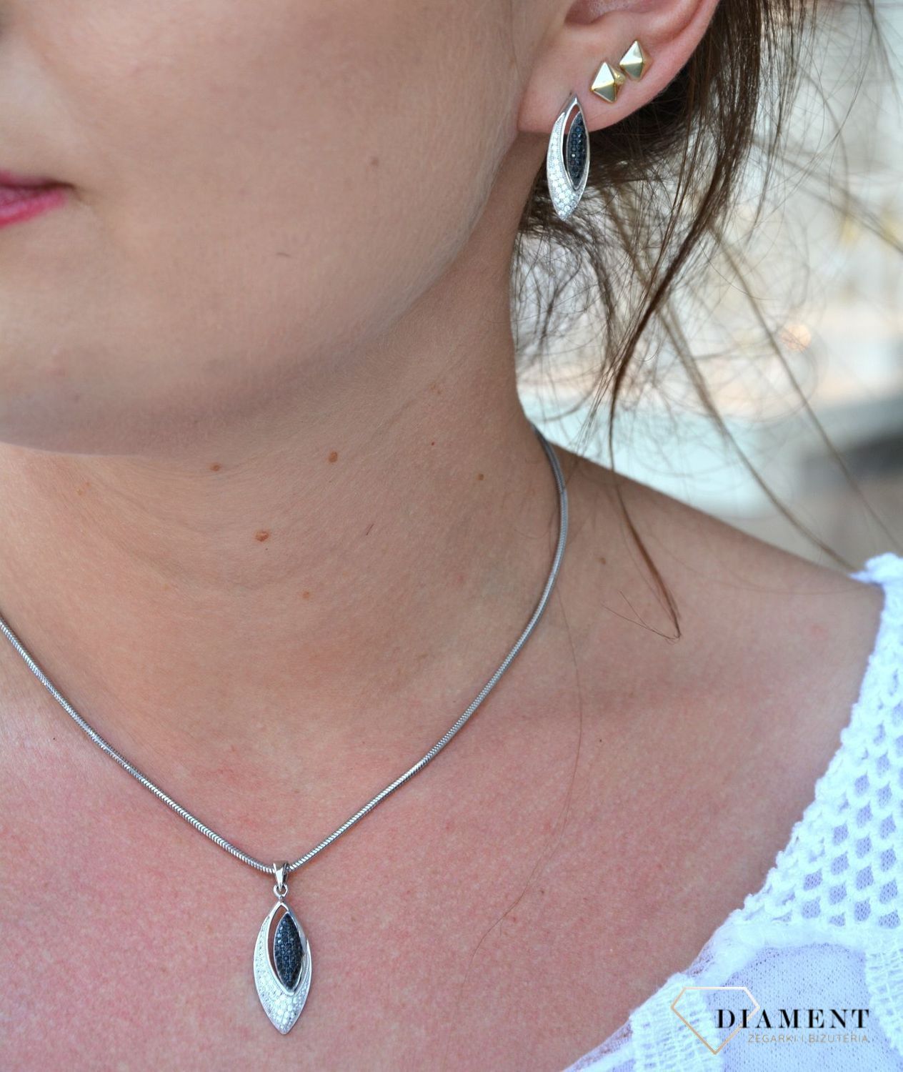 Srebrna zawieszka podłużna z białą i czarną cyrkonią AP012-1241.jpg