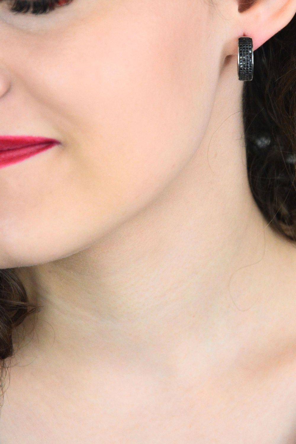 Srebrne kolczyki koła z czarnymi cyrkoniami. Próba 925, długość 1,2 cm, elegancki design i zapięcie na zatrzask. Idealne do każdej stylizacji.1.jpg