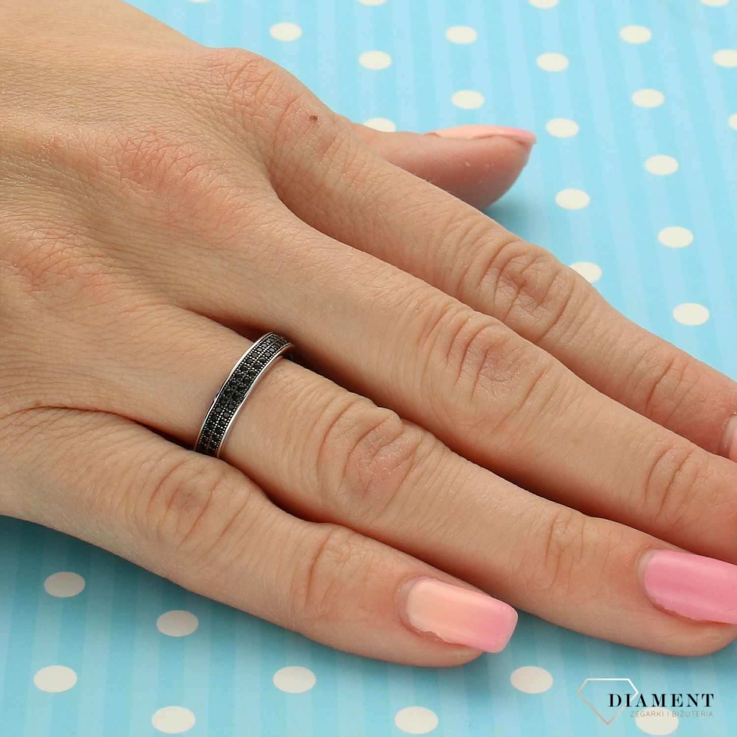 Srebrny pierścionek obrączka z czarnymi cyrkoniami Apart 4 mm AP012-1250 (1).jpg