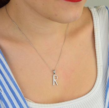 Zawieszka srebrna 925 – literka R zdobiona cyrkoniami. Wymiary 2,5x0,9 cm, waga 1,39 g. Subtelna i elegancka biżuteria personalizowana – idealna na prezent (4).JPG